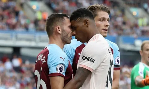 Rashford ngây thơ, trao cờ tận tay Martial