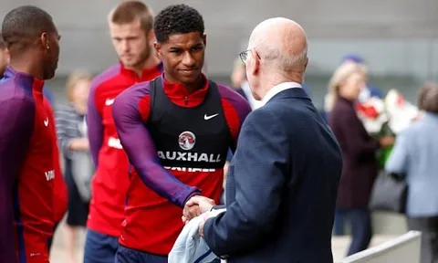 Rashford 'tay bắt, mặt mừng' huyền thoại M.U khi lên tuyển tập trung