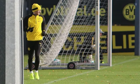 Reus chạy ngoài đường pitch, hướng ánh nhìn về phía đồng đội