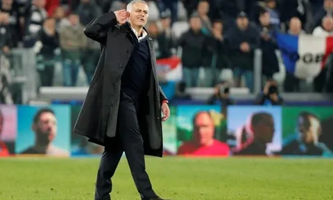 Sốc: Mourinho hành động không thể tin nổi sau màn ngược dòng trước Juve