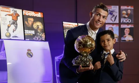 Đêm nay trao Quả bóng Vàng: Ronaldo đuổi kịp Messi rồi về vườn?
