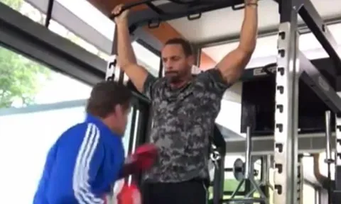 Rio Ferdinand cật lực tập gym, chờ ngày thượng đài