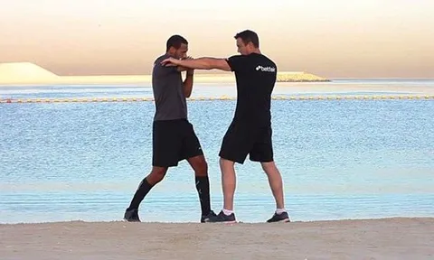 Rio Ferdinand sở hữu "cú móc phải" uy lực