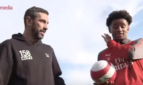 Robert Pires tận tình hướng dẫn sao trẻ Arsenal dứt điểm
