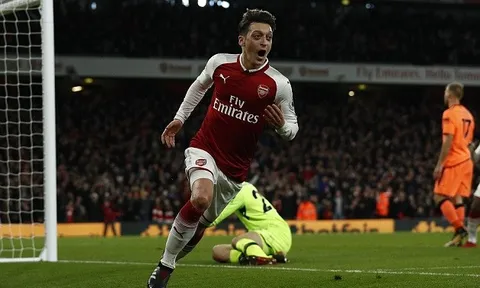 "Robin hood" hành hiệp trượng nghĩa, Arsenal may mắn thoát thua trên sân nhà