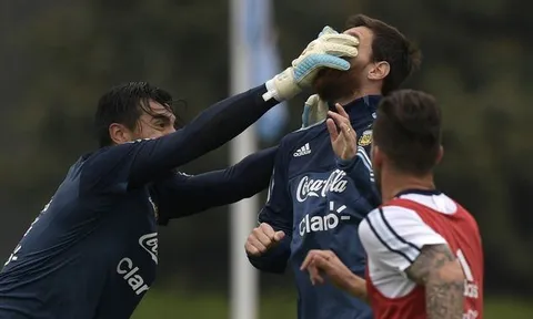 Sao M.U đấm Messi 'sấp mặt' trong buổi tập thứ 2 của Argentina