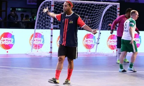 Ronaldinho giận dỗi bỏ trận vì thua đội Ryan Giggs
