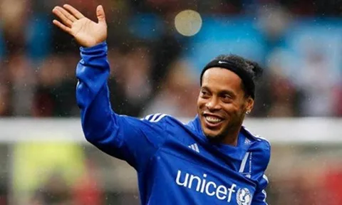 Ronaldinho lập cú đúp đẳng cấp tại Premier Futsal