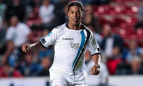 Ronaldinho phô diễn kỹ thuật trước Estrelas