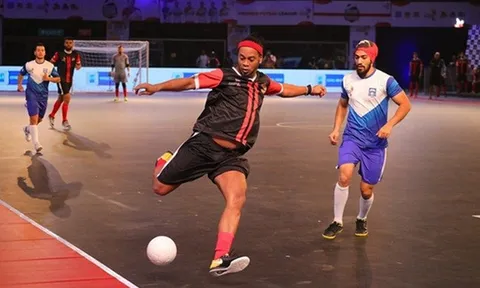 Ronaldinho qua người cực chất, thu hút triệu lượt xem