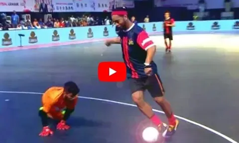 Ronaldinho trổ tuyệt kĩ tại Premier Futsal 2017