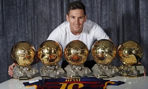 Ronaldinho ủng hộ Messi rời Barca