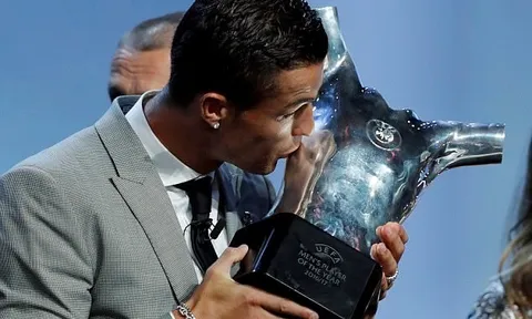 Ronaldo bảnh bao ôm trọn 2 giải thưởng cao quý