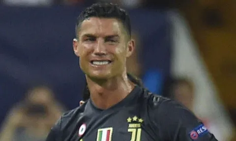 Ronaldo bật khóc nức nở sau khi bị đuổi khỏi trận Valencia