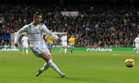 Ronaldo bù đắp bàn thắng cho Real bằng sự hào phóng