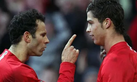 "Ronaldo bước đến trước mặt Keane, Scholes, Giggs, Nistelrooy và nói 4 từ"
