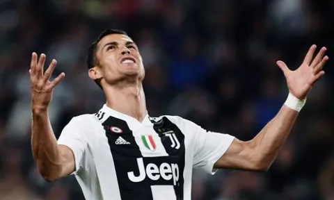 Ronaldo cáu gắt than trời vì thủ thành đối phương