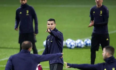 Ronaldo chỉ mặt đồng đội, Juventus chờ hạ Man Utd