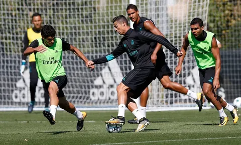 Ronaldo cùng toàn đội Real tập luyện điên cuồng trước trận đấu với APOEL Nicosia