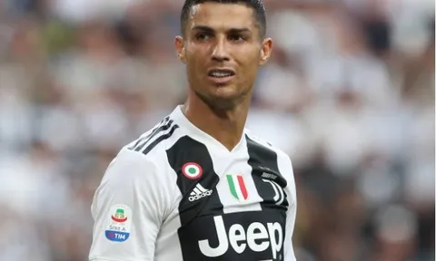 Ronaldo cười khó hiểu khi đồng đội ghi bàn