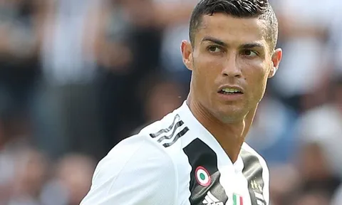 Ronaldo 'đỏ mặt' với tục lệ ra mắt tại Juventus