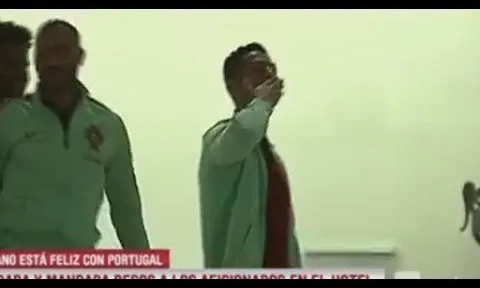 Ronaldo gửi nụ hôn gió tới CĐV nữ
