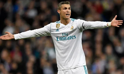Ronaldo khủng hoảng: Trả giá vì Messi và sự ích kỷ
