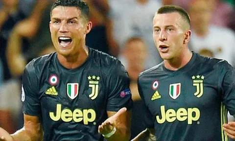 Ronaldo lãnh thẻ đỏ, sao Juve ví đối thủ như "đàn bà"?