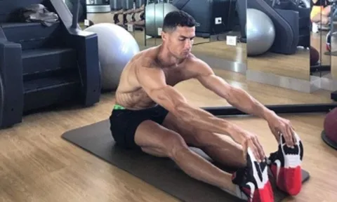 Ronaldo lao đầu vào phòng tập, khoe cơ bắp cuồn cuộn