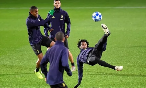 Ronaldo ngỡ ngàng trước cú ngã bàn đèn của Cuadrado