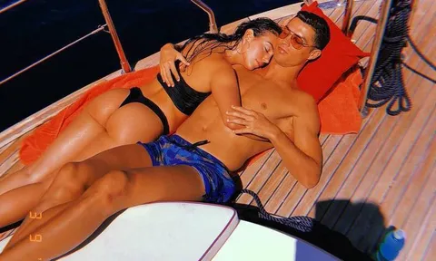 Ronaldo nhận 'gạch' từ truyền thông, bạn gái đăng ảnh nóng an ủi