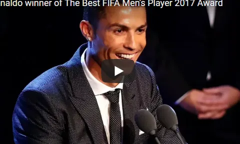 Ronaldo rạng rỡ bước lên bục nhận giải FIFA The Best 2017