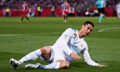 Ronaldo sa sút: Vì tiền, con cái hay đã hết thời?