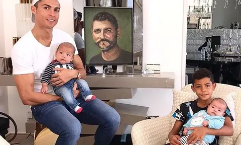 Ronaldo từ máy ghi bàn trở thành 'máy sản xuất con cái'