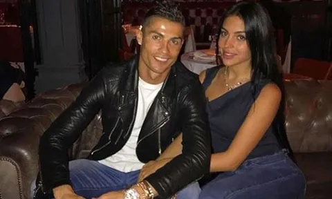 Ronaldo ăn tối cùng bạn gái sau khi giải cơn khát bàn thắng