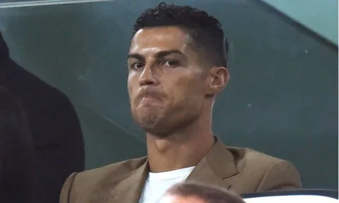 Dybala bị đối thủ đánh, Ronaldo phản ứng lạ trên khán đài