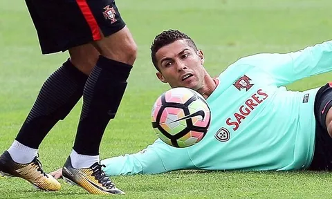 Ronaldo trổ tài bắt bóng trong buổi tập ở tuyển Bồ Đào Nha