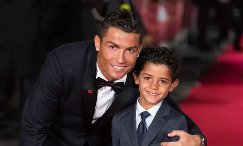 Ronaldo tự hào vì con trai bỏ ăn để chơi bóng