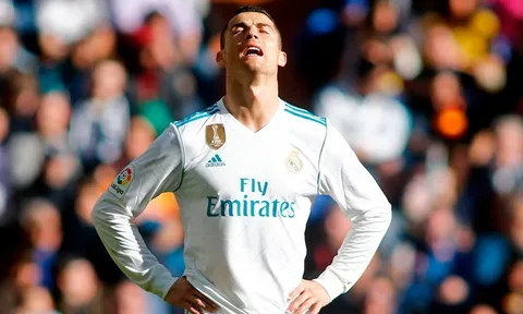 Ronaldo tức giận yêu cầu Real bán anh sang MU