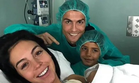 Ronaldo và con trai hân hoan chào đón 'công chúa' Alana Martina vừa chào đời