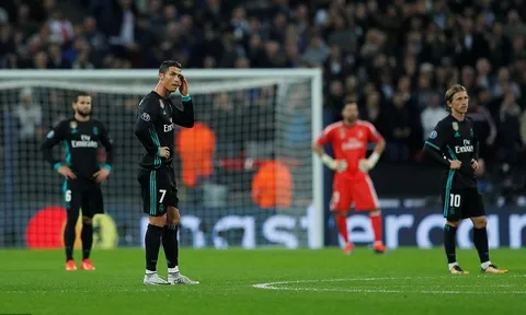 Ronaldo và đồng đội đứng như trời trồng nhìn Gà trống bay cao
