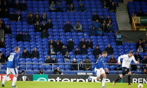 Rooney đau xót trước khán đài vắng bóng người tại Goodison Park
