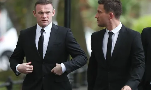 Rooney diện vest chỉnh tề dự tang lễ huyền thoại Newcastle
