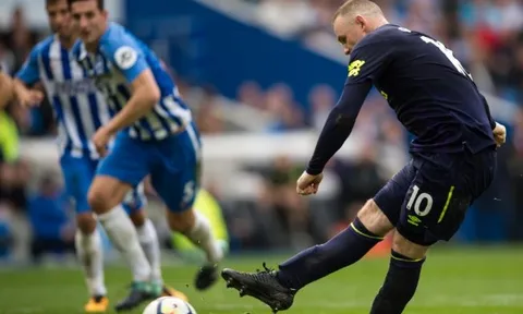 Rooney gây sốc khi sử dụng giày.. siêu cũ