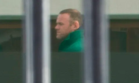 Rooney kiệm lời trong ngày đầu làm công ích