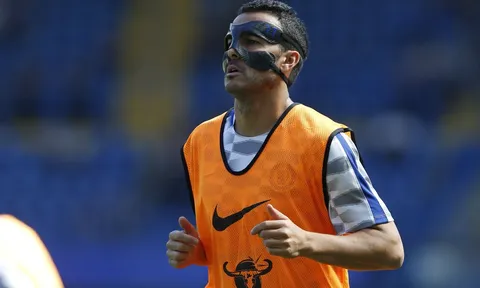 Rooney miệt mài khởi động, Pedro hóa "Zorro" trước đại chiến