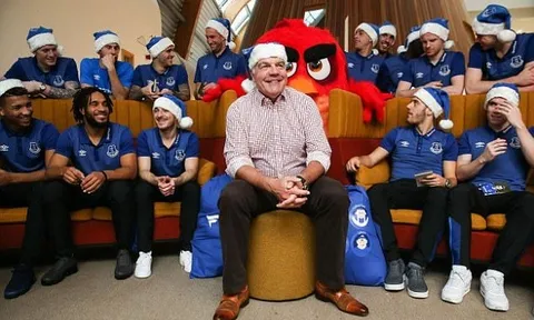 Rooney và đồng đội mang Angry Birds đến bệnh viện nhi