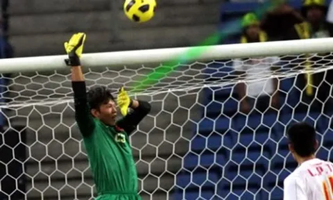 "Cơn ác mộng" Bukit Jalil: Tấn Trường và màn tra tấn của CĐV Malaysia