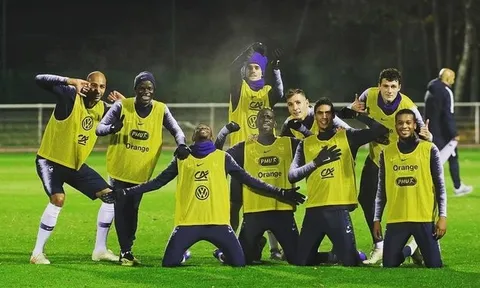 Tập trung cùng tuyển Pháp, Griezmann cùng cạ cứng 'quậy' tưng sân tập