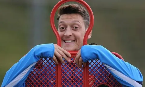 Ozil trổ tài chọc ghẹo đồng đội và cái kết đắng